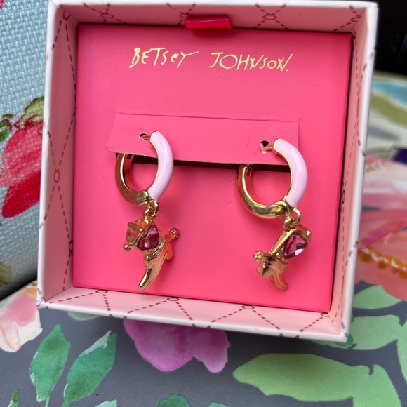 *NWT* Betsey Johnson Cowboy Boot Enamel Huggie Hoop Earrings - Picture 3 of 3